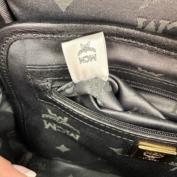 MCM
COGNAC MCM VISETOS STARK
STUDDED BACKPACK MEDIUM - Picture 13 of 16